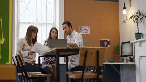 profesionales creativos de la generación del milenio trabajando en una oficina creativa