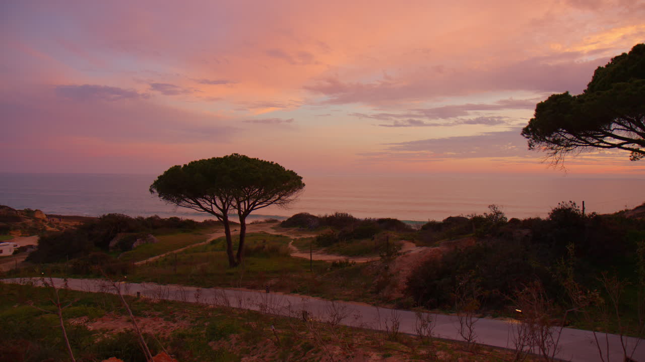 paisaje dramático de cielo sobre la playa y paisaje marino durante la puesta de sol en el algarve, portugal