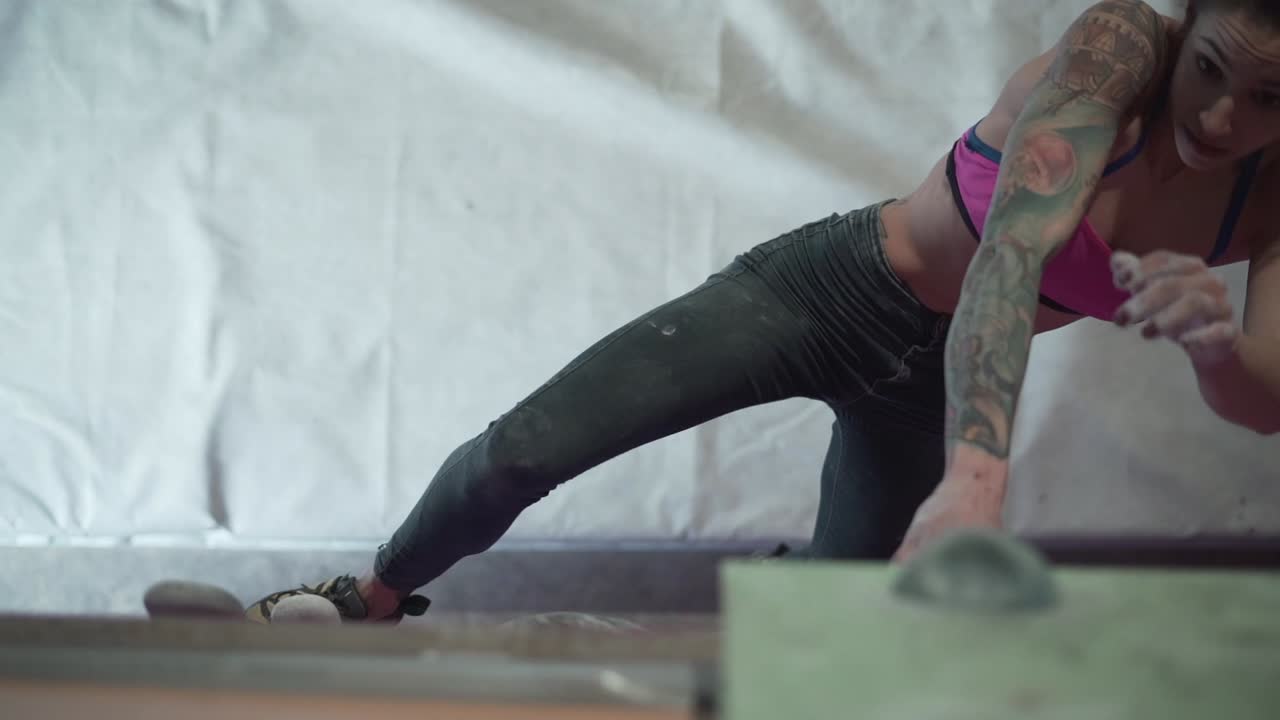 mujer escalando rocas