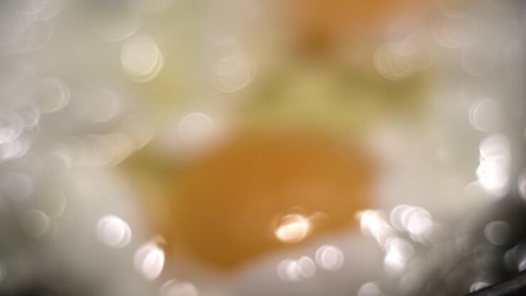 Bokeh molto morbido per riprese di sfondo di uova che friggono con obiettivo analogico