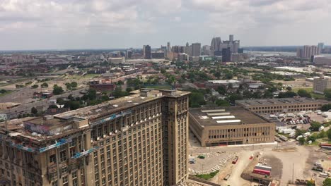 Volando-Sobre-El-Depósito-De-Detroit-Y-El-Paisaje-Urbano