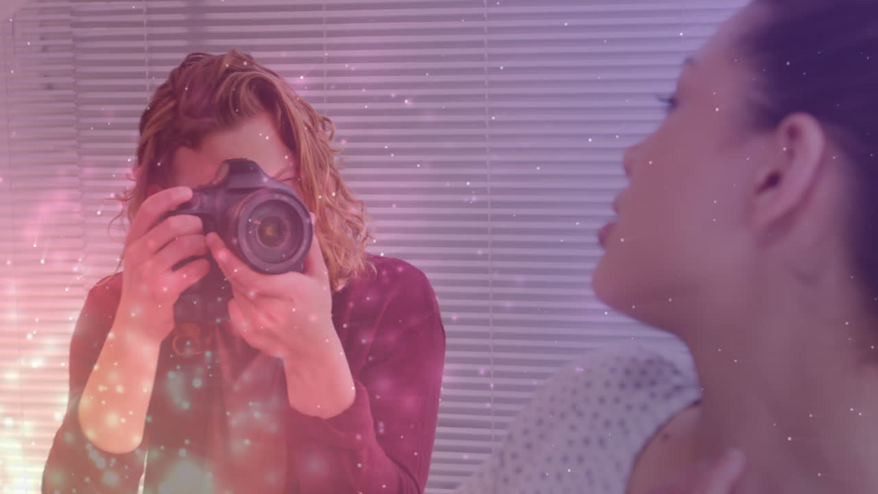 manchas brillantes contra fotógrafo masculino caucásico haciendo clic en fotos de modelos femeninas al aire libre