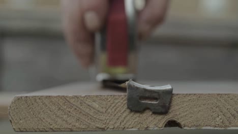 Arbeiterhand-Mit-Metallbandmaß,-Um-Holzstück-Zu-Messen
