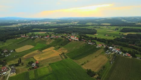 Imágenes-Aéreas-De-Drones-4k-Del-Zumbido-Del-Pueblo-En-Prlekija-Durante-La-Puesta-De-Sol