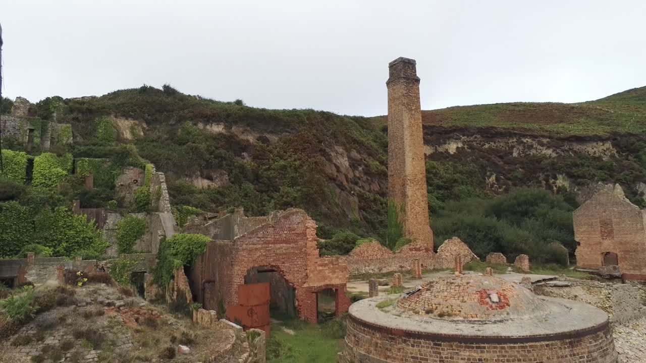 порт уэн вид с воздуха с обратной стороны заброшенная викторианская промышленная кирпичная кладка остатки фабрики на размытой береговой линии англси