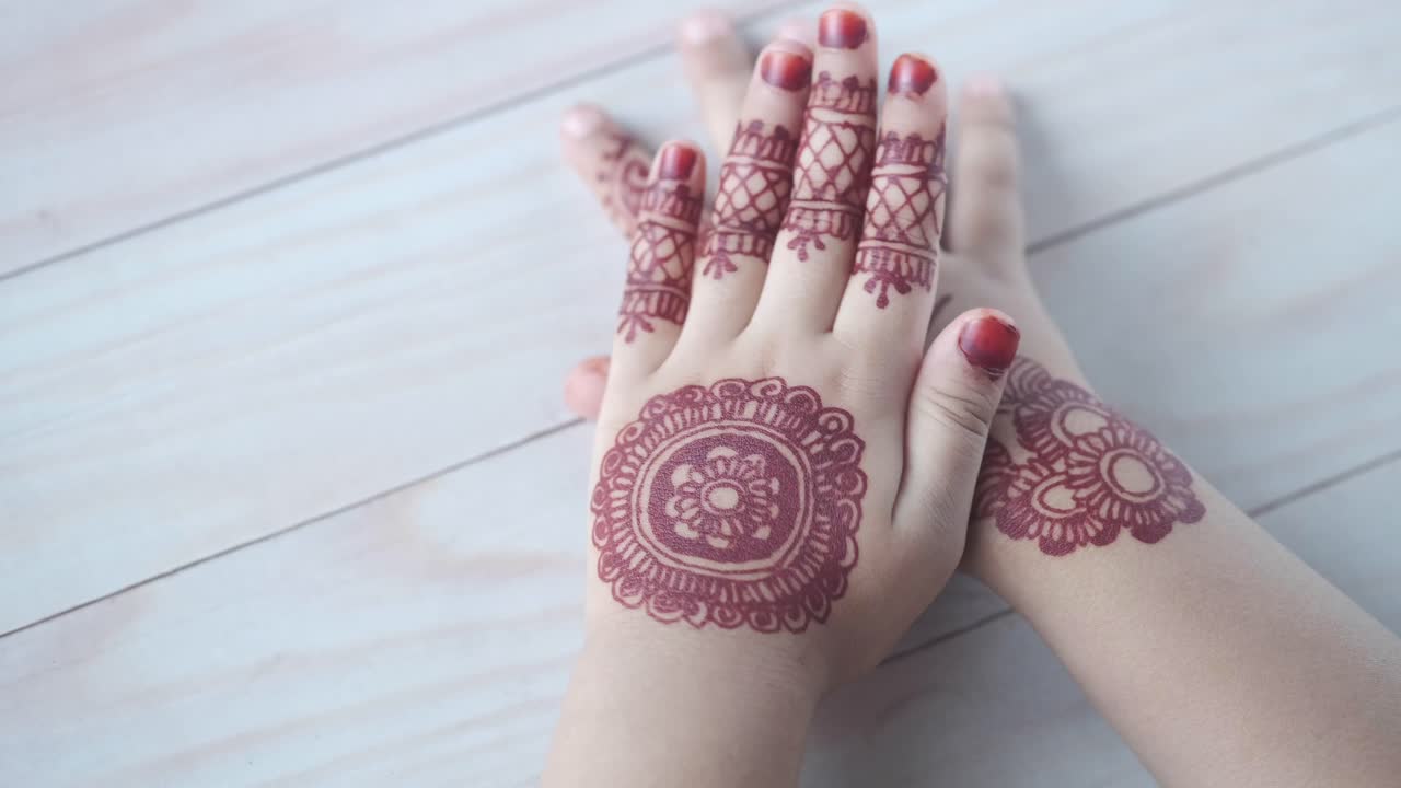 Disegni all'Henné sulle Mani dei Bambini