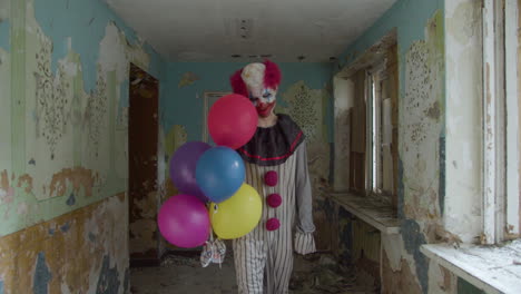 payaso aterrador en una casa abandonada