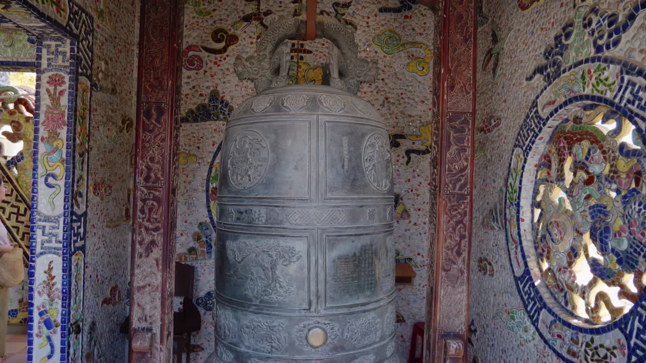 베트남 달랏에 있는 린 푸억 파고다에 있는 큰 종의 총