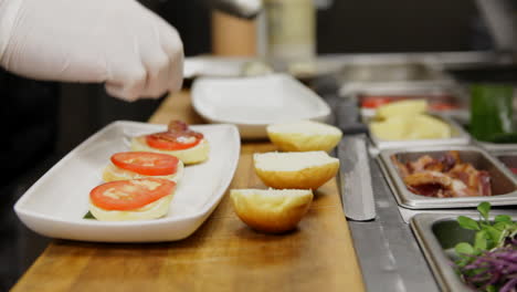 Dies-Ist-Ein-Zeitraffer,-In-Dem-Ein-Koch-Drei-Slider-Cheese-Burger-Zusammenstellt-Und-Anrichtet,-Damit-Sie-Hungrigen-Kunden-Serviert-Werden-Können