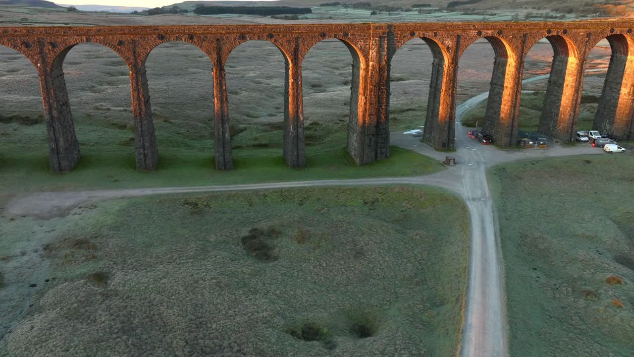 철도 다리 다리 의 아치 들 이 겨울 에 새벽 의 빛 을 잡고 있다