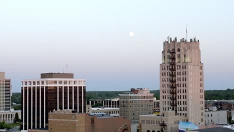 Jackson,-Michigan-Downtown-Skyline-Mit-Drohnenvideo,-Nahaufnahme,-Seitlich-Bewegend