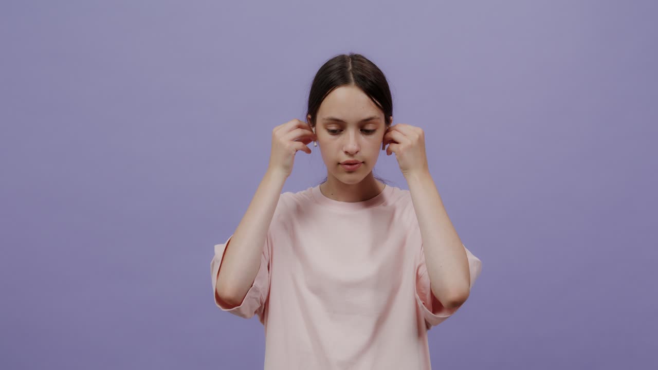 una adolescente con auriculares