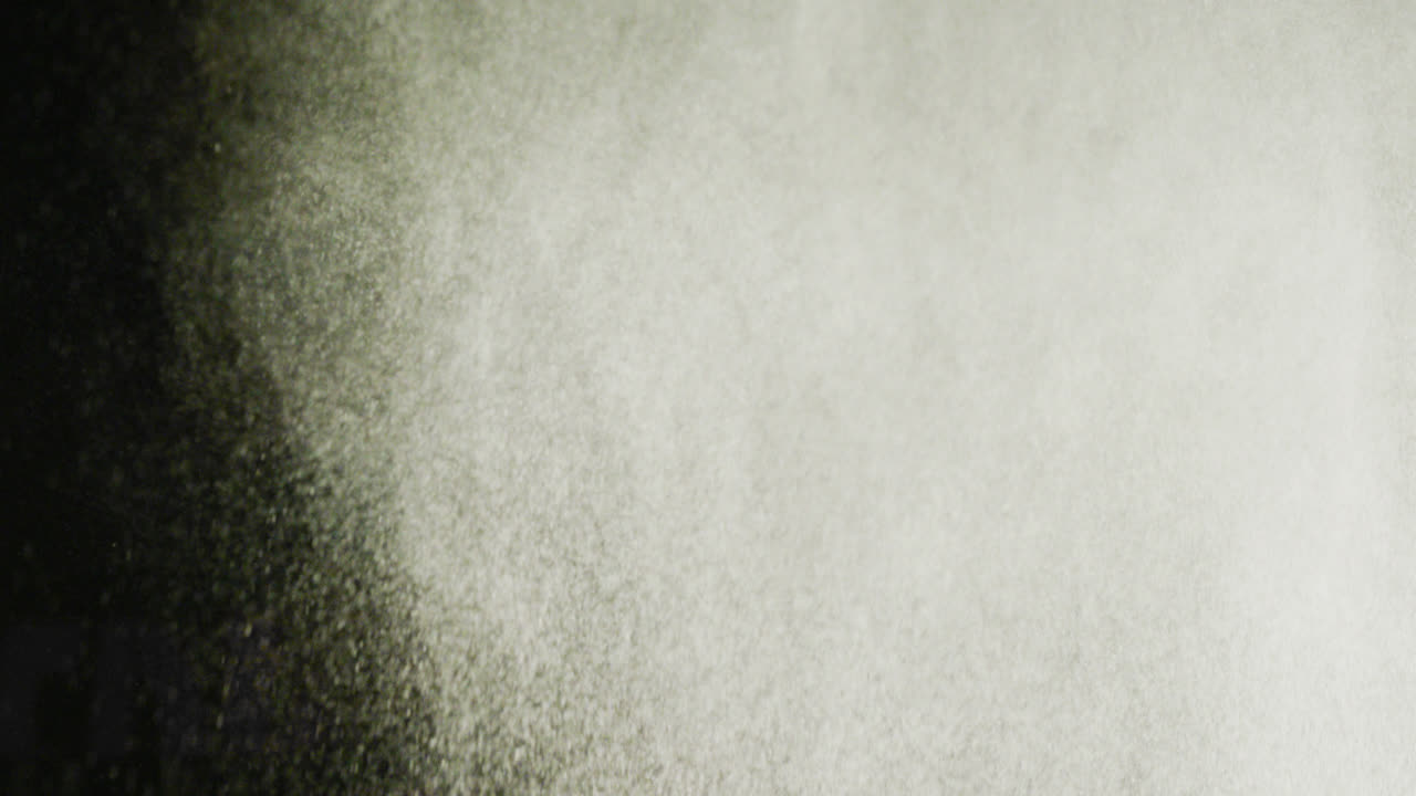 검은색 배경에 복사 공간과 함께 색 색의 파우더의 비디오