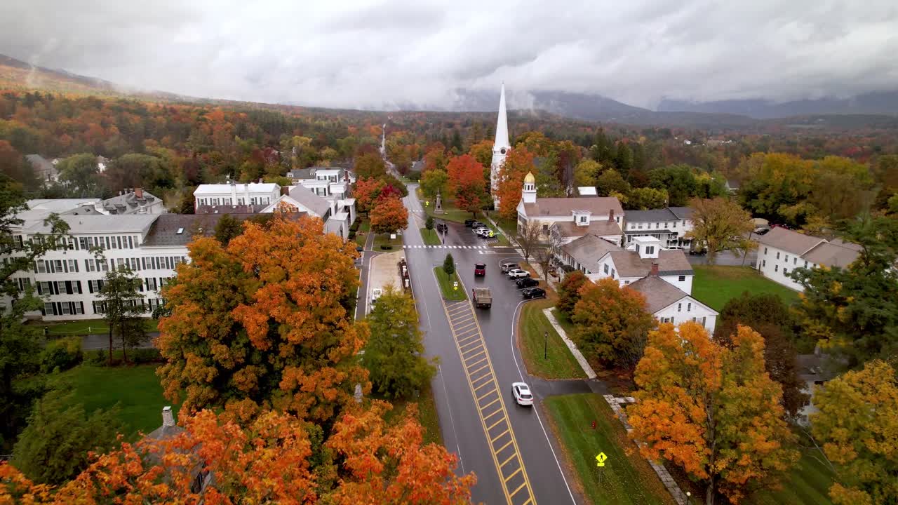 pueblo aéreo de manchester vermont, otoño y color de la hoja de otoño