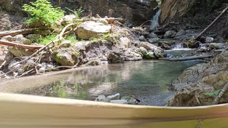 vista pov de un chico acostado en una hamaca junto al hermoso río y cascada