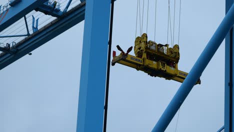 在羅特達姆的amp maasvlakte終端的雲天上沿著大門起重機移動的起重機擴散器