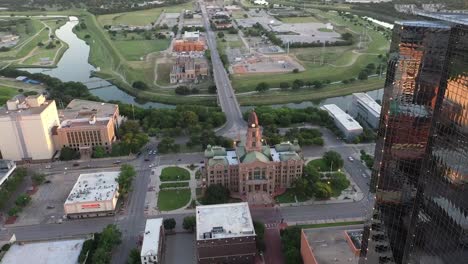 imágenes de drones del centro de fort worth, rascacielos y edificios de texas al atardecer