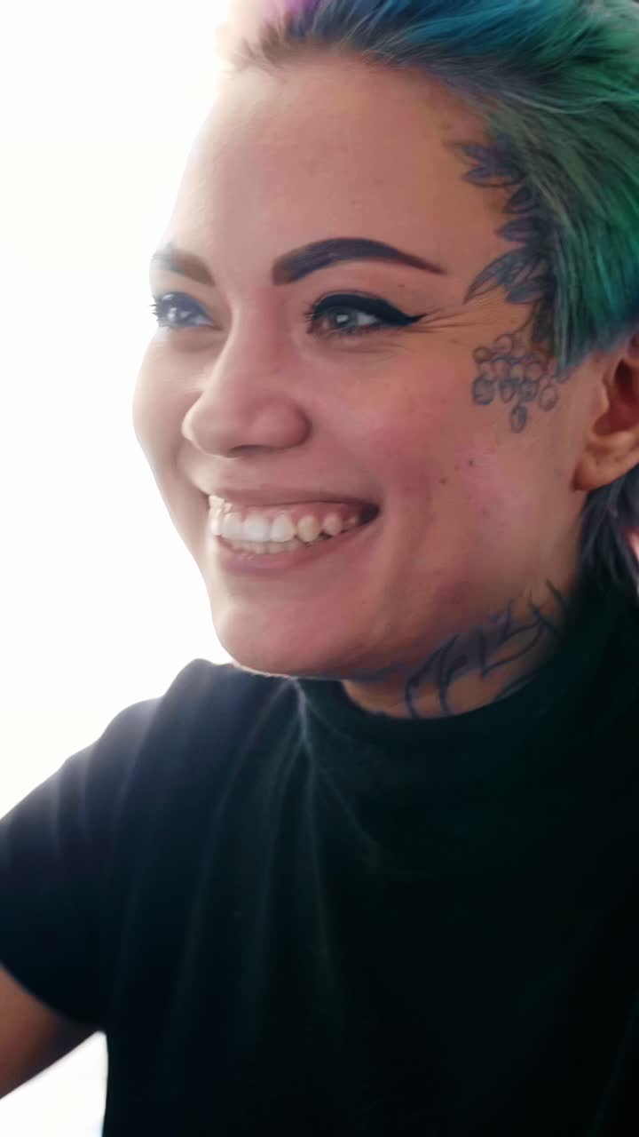 Donna con capelli colorati e tatuaggi