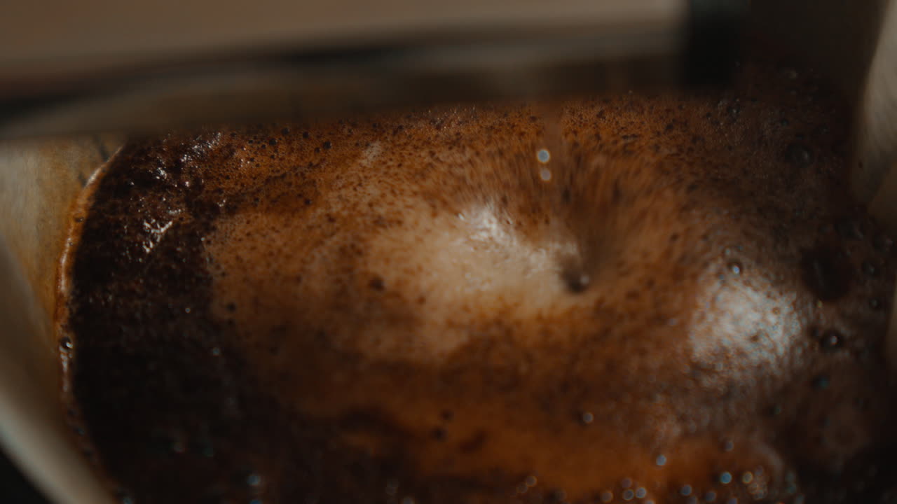 커피 머신 에서 신선 한 커피 를 양조 하는 클로즈업