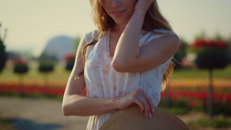 Primer-Plano-Hermosa-Mujer-Sosteniendo-Sombrero-Para-El-Sol-En-Las-Manos-En-El-Jardín-De-Verano-Al-Aire-Libre.