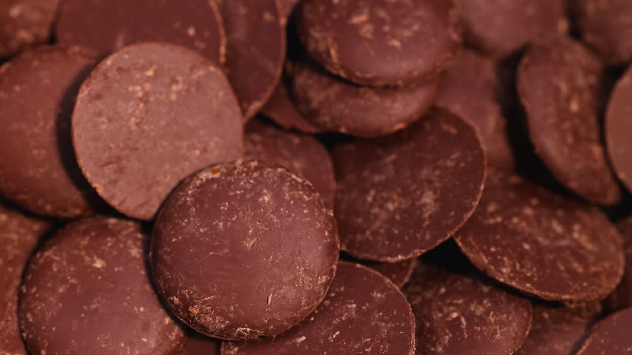 trozos de chocolate de leche cayendo y amontonándose
