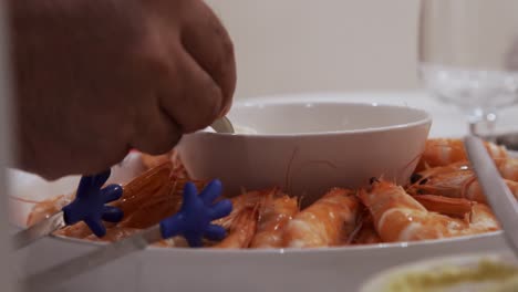 tomando camarones y mayo de la bandeja
