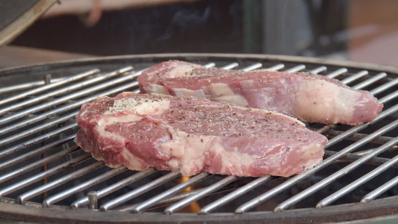 불타는 훈제 바비큐에 립아이 스테이크