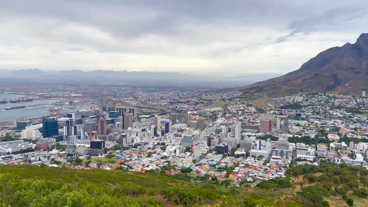 кейп-таун южная африка вид с львов глава ландшафта в центре города стол горный вид облачная весенняя ветреная летний день iphone пан лево замедленное движение