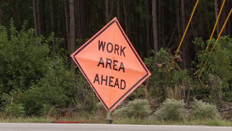 Trabajos-De-Construcción-Por-Delante-Firmar-Al-Lado-De-La-Carretera