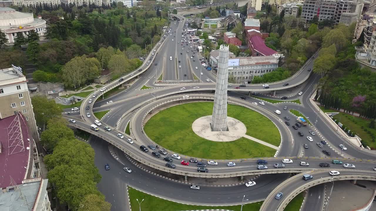 tráfico circular de automóviles vista aérea. tráfico de la ciudad de tbilisi.