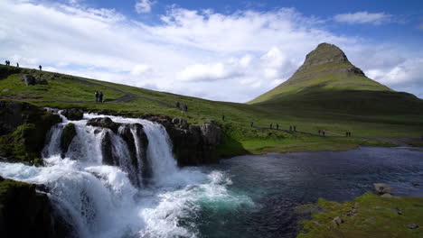 Paisaje-Montañoso-De-Kirkjufell-En-El-Verano-De-Islandia.