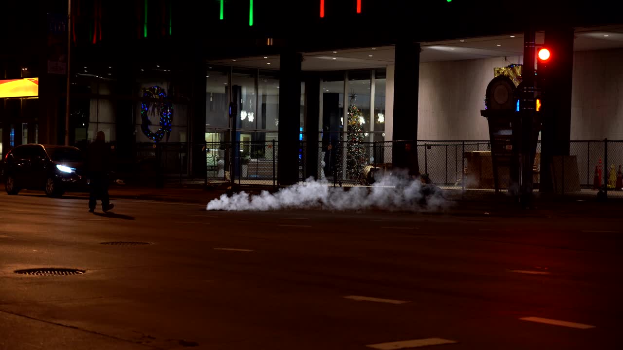 вид на улицу в центре города денвера ночью