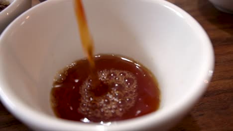 Zeitlupe-Von-Frisch-Gebrühtem-Kaffee,-Serviert-In-Weißen-Tassen