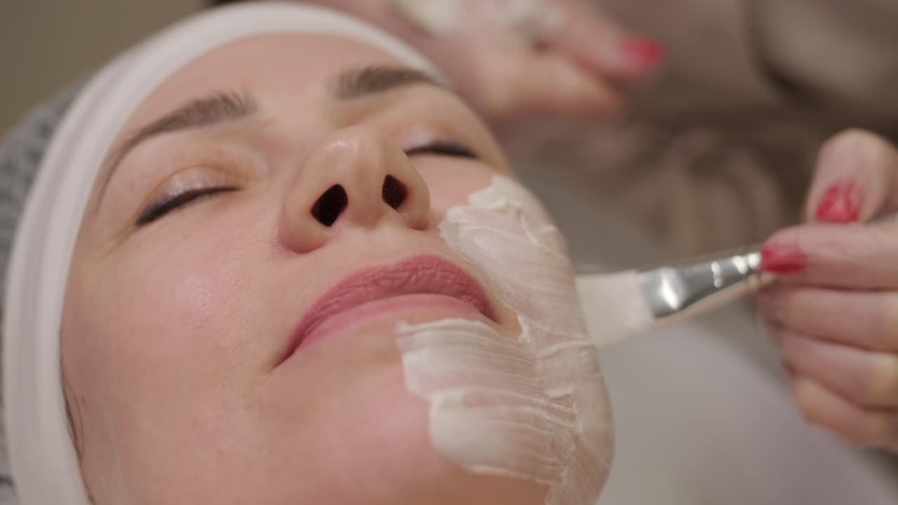 미용실 에서 얼굴 마스크 를 착용 한 아름다운 여자