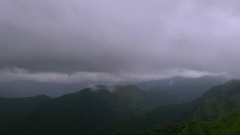 Bewegungsablauf-Von-Gewitterwolken,-Die-Sich-Schnell-Auf-Dem-Gipfel-Des-Berges-In-Vagamon,-Kerala,-Indien-Bewegen