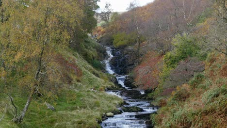 Ein-Walisischer-Strom-Mit-Felsen-Und-Steinen,-über-Die-Wasser-Fließt