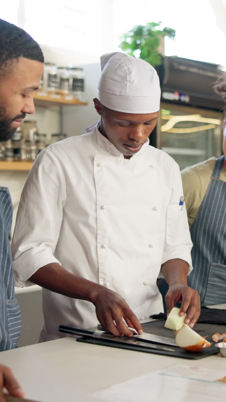 cocineros preparando comida en una cocina