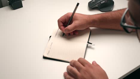 primer plano de estudiante, creador de contenido, empresario o autónomo
