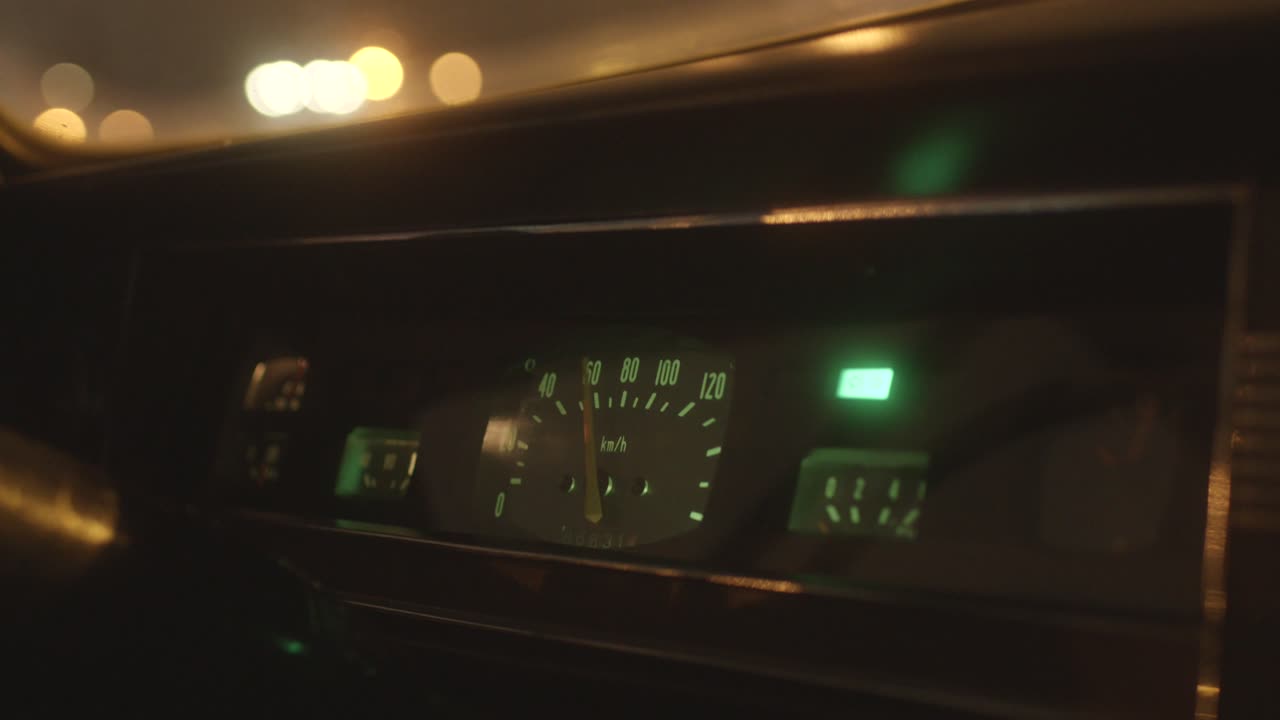 밤에 빈티지 자동차 대시보드