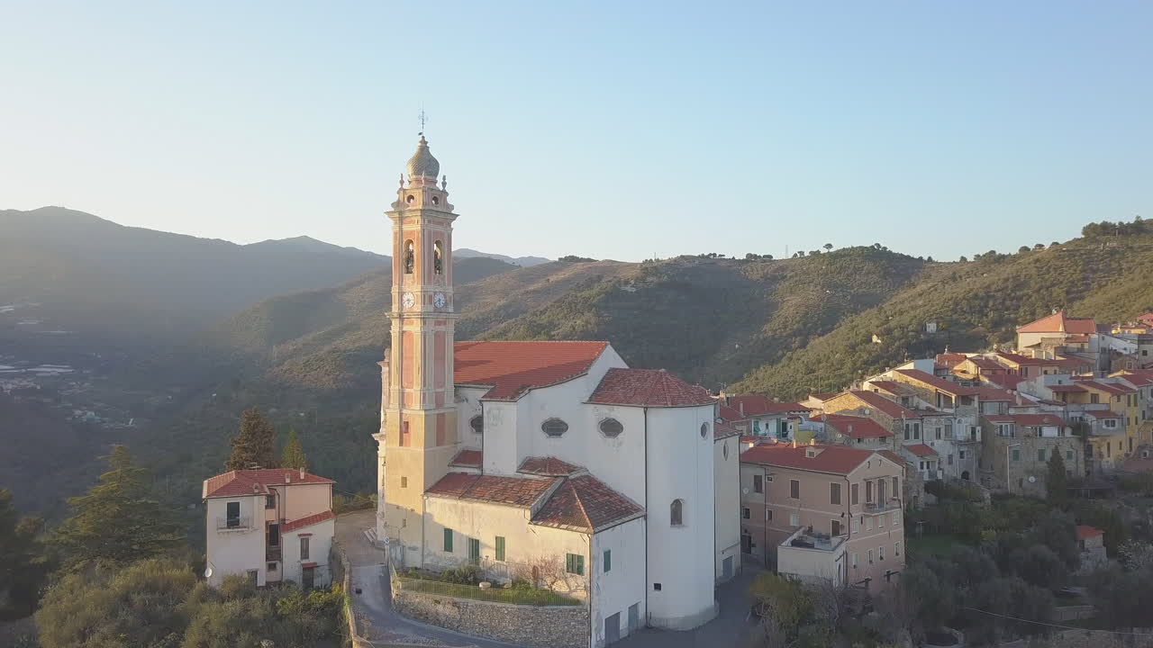 Vista aerea del paese di Civezza e della chiesa di San Marco Evangelista in Liguria, Italia, un borgo mediterraneo.