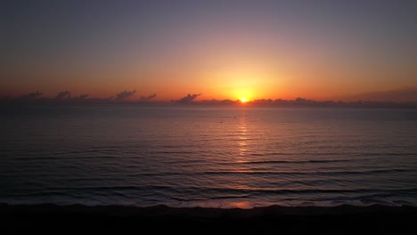 Ozeansonnenaufgang-über-Dem-Strand.-Luftaufnahme-Von-ASMR-Wellen,-Die-Hereinrollen