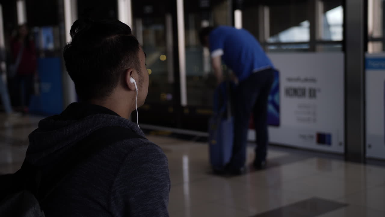 hombre, auriculares, chico, exterior, metro, estación, tren, conmutar, compras, viaje, codicioso, covid 19, virus corona, encierro, transporte, asiático, medio este, aeropuerto, centro comercial, para caminar, dubai
