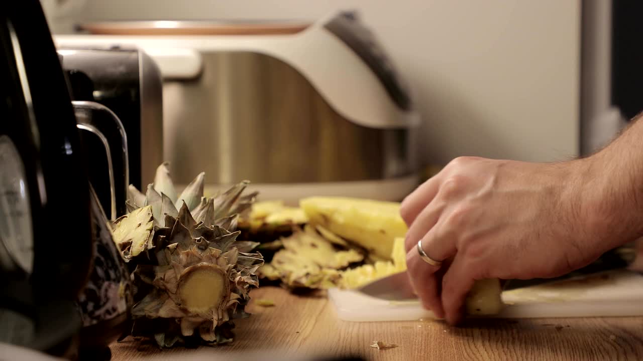 파인애플을 잘라내는 클로즈업