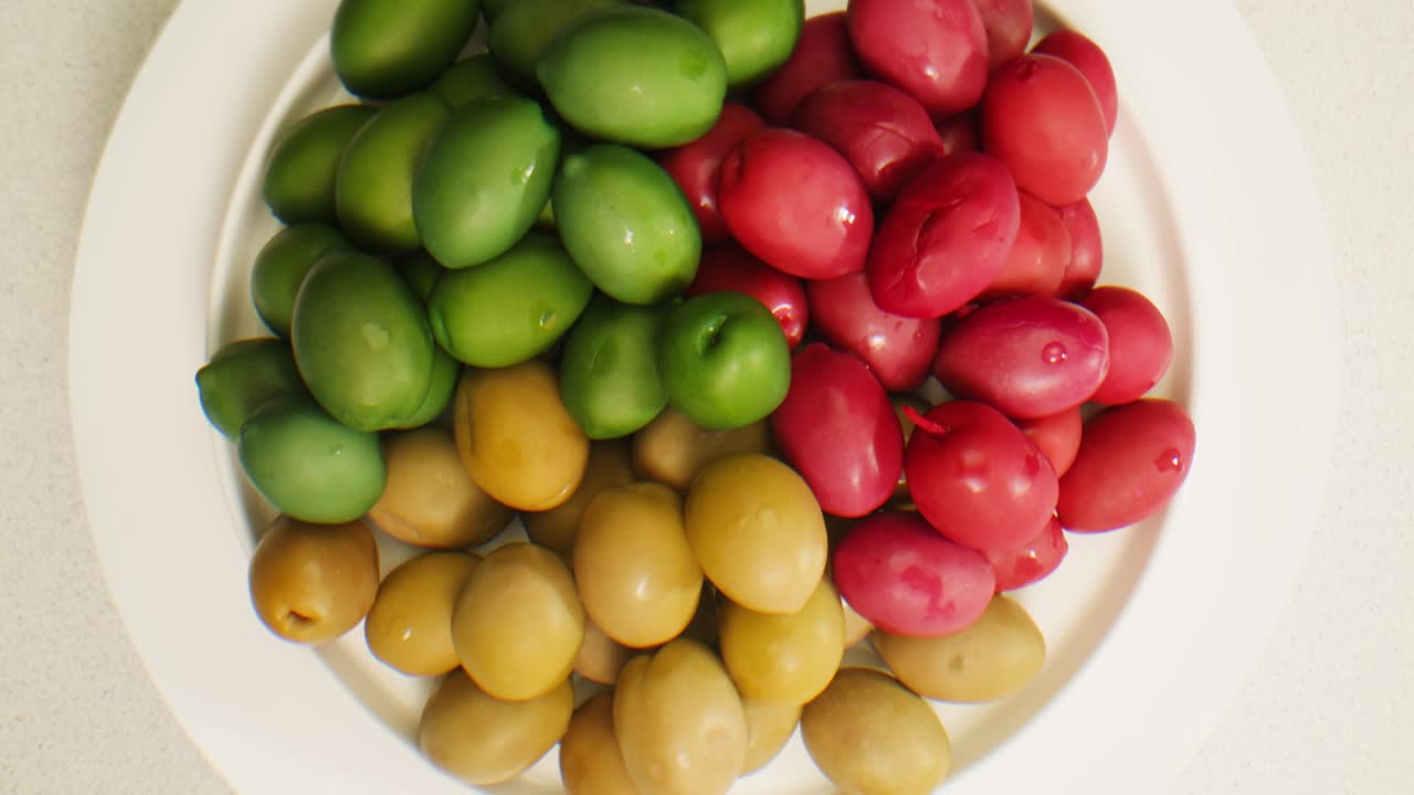 고품질의 4k 영상으로 그리스에서 배경으로 인 둥근 녹색 올리브.