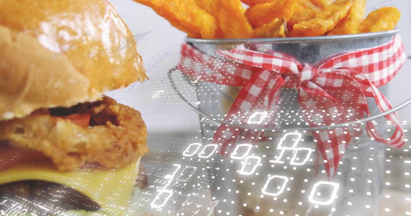 Câmera movendo para a esquerda, com zoom, revelando um hambúrguer; sobreposição binária flutuando sobre batatas fritas para um anúncio de alimentos.