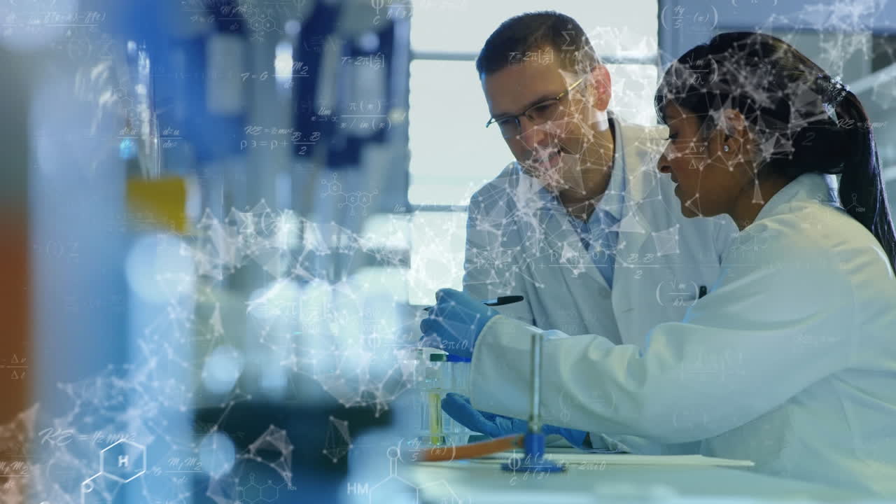 animación de ecuaciones matemáticas sobre diversos científicos masculinos y femeninos discutiendo en el laboratorio.