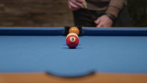 snookerkugeln - snooker-spieler, der den snookerstick mit kreide schlägt