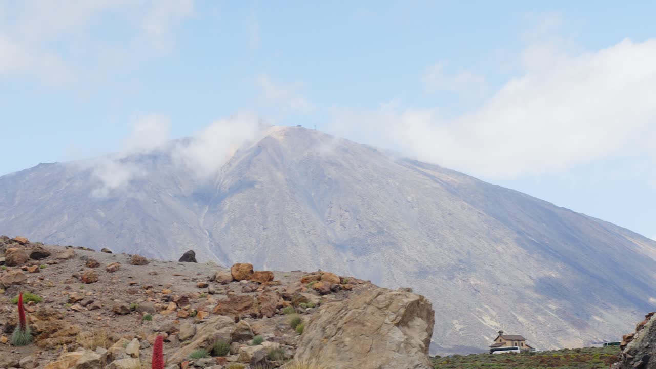 panorámica sobre el desolado paisaje volcánico en el parque nacional del teide