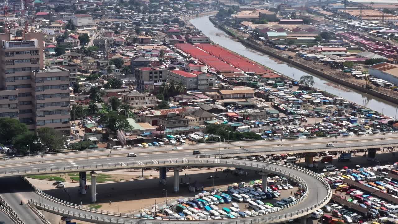 Vista di Accra che mostra un'area urbana trafficata e un fiume in Ghana