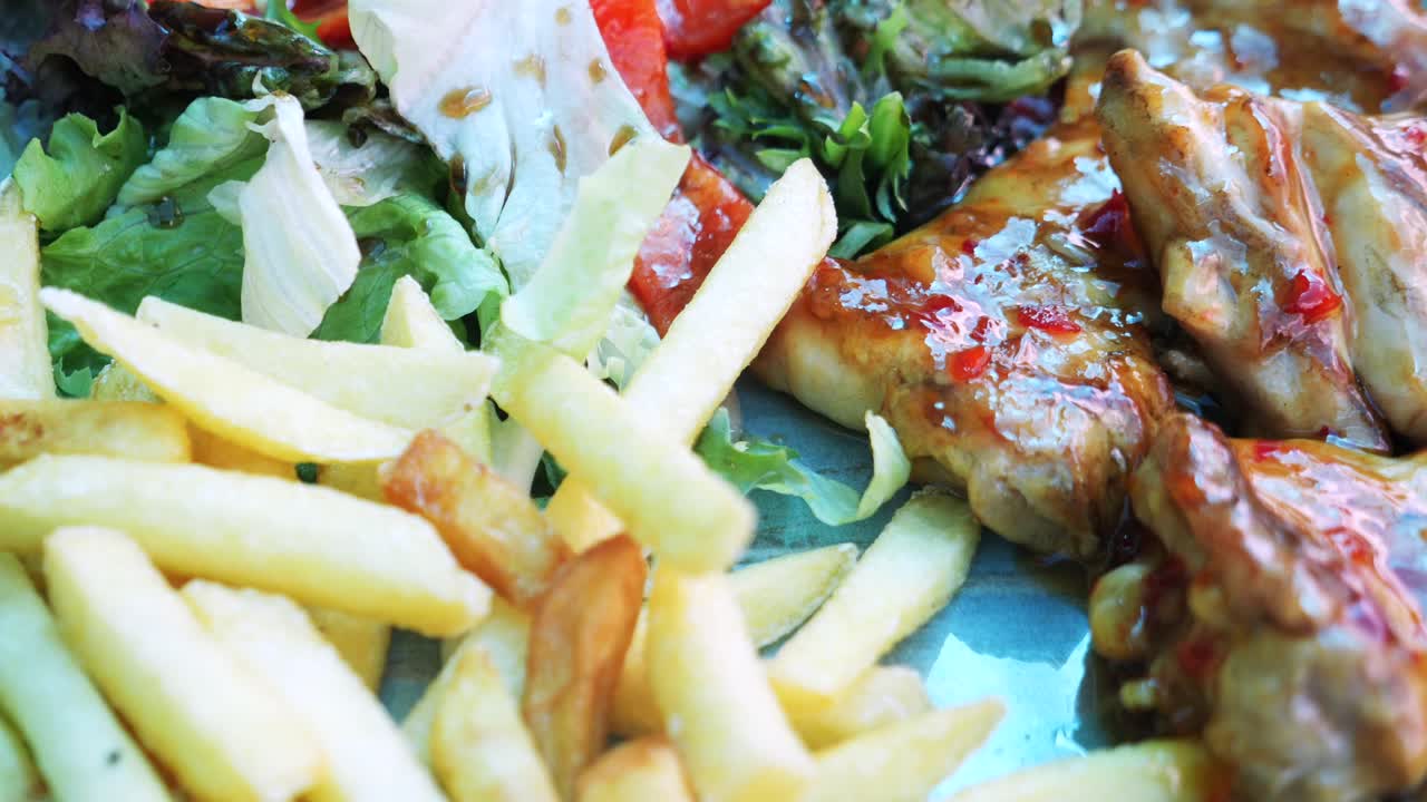 pollo a la parrilla con papas fritas y ensalada